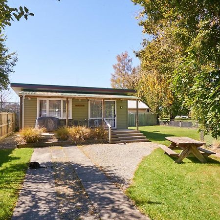 Accommodation Fiordland The Bach - One Bedroom Cottage At 226B Milford Road Те-Анау Экстерьер фото