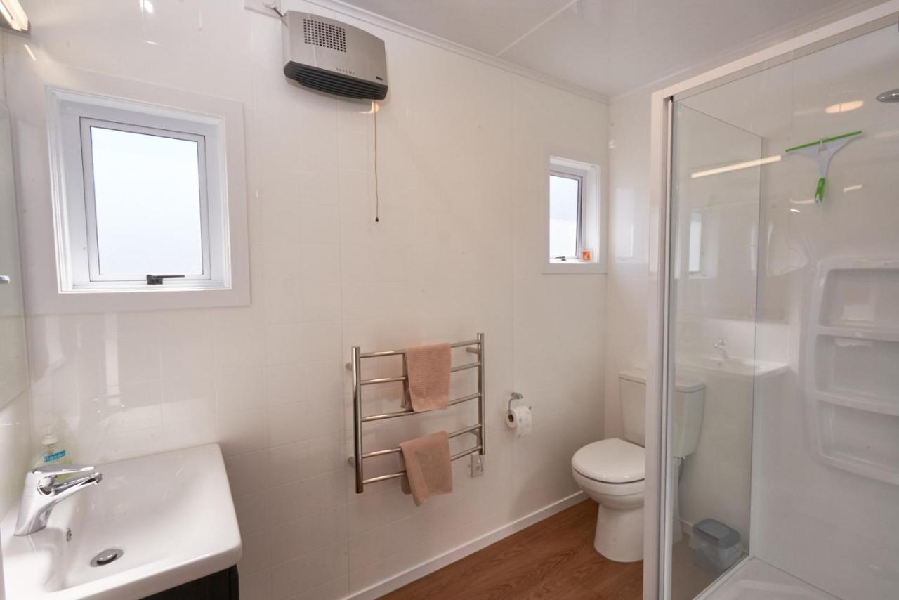 Accommodation Fiordland The Bach - One Bedroom Cottage At 226B Milford Road Те-Анау Экстерьер фото
