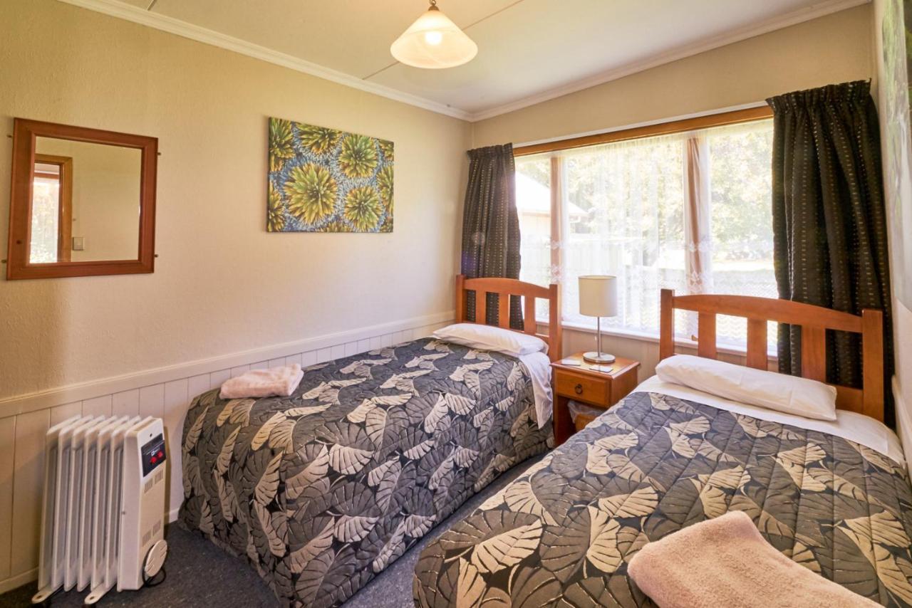Accommodation Fiordland The Bach - One Bedroom Cottage At 226B Milford Road Те-Анау Экстерьер фото