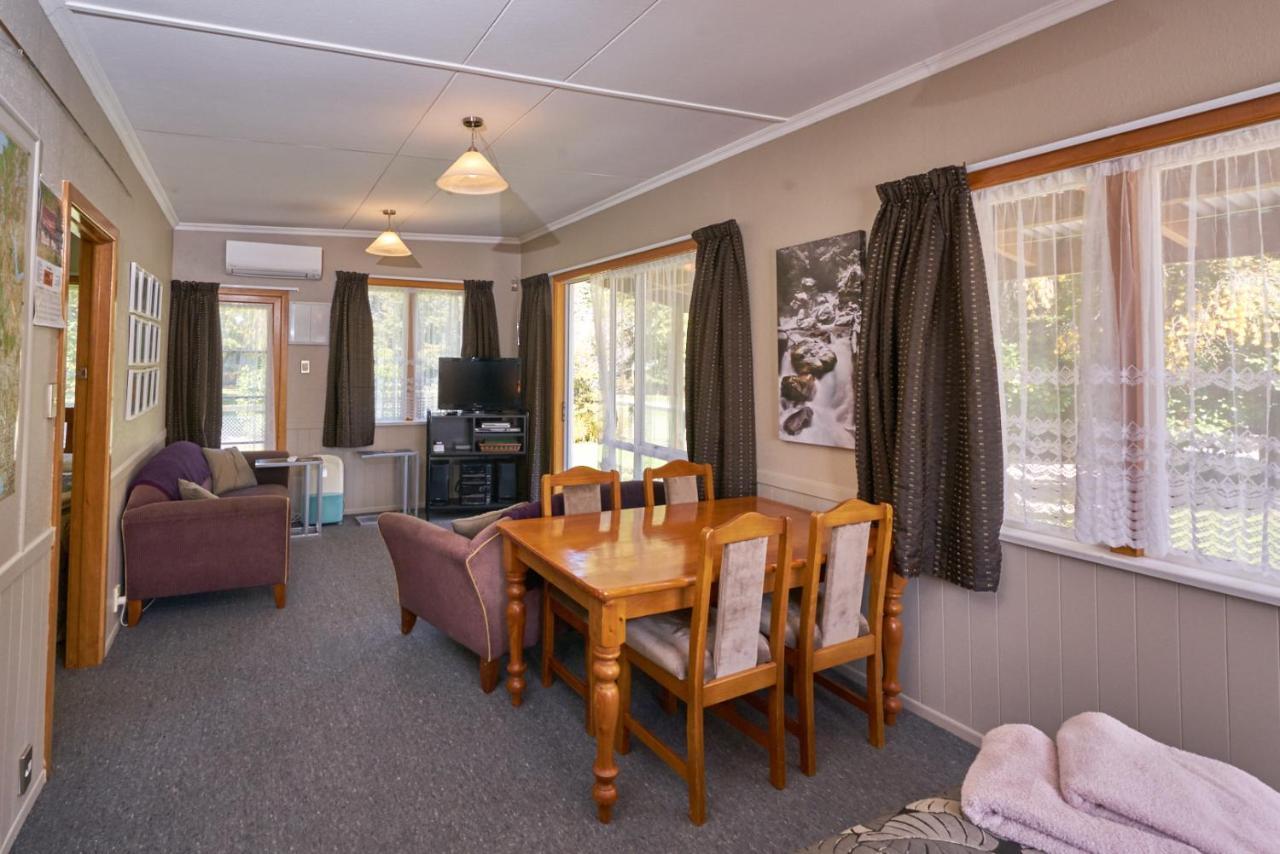Accommodation Fiordland The Bach - One Bedroom Cottage At 226B Milford Road Те-Анау Экстерьер фото