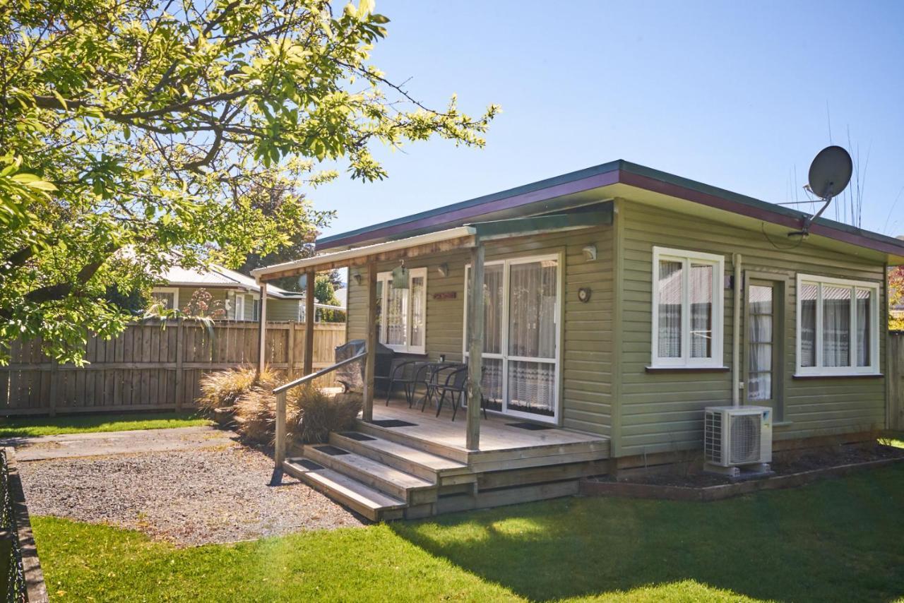 Accommodation Fiordland The Bach - One Bedroom Cottage At 226B Milford Road Те-Анау Экстерьер фото